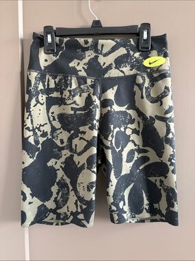 Nike One Luxe Icon Clash Mid-Rise Bike Shorts